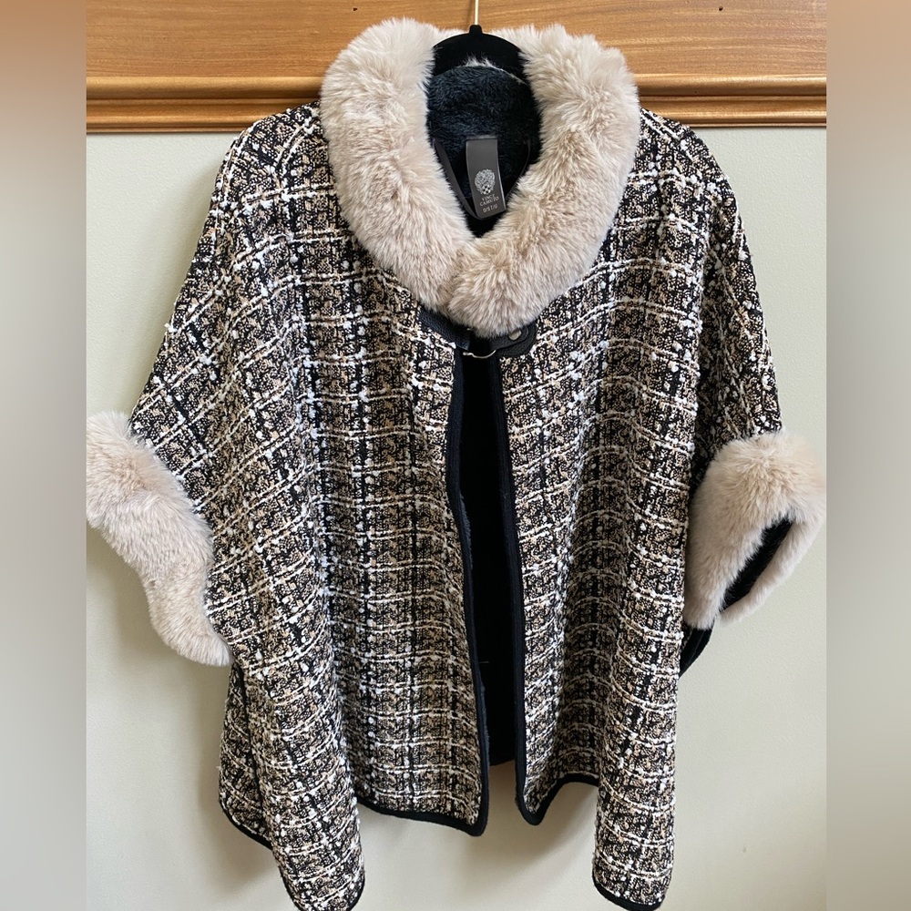 Women’s perfect holiday fur cuffed and collar throw.